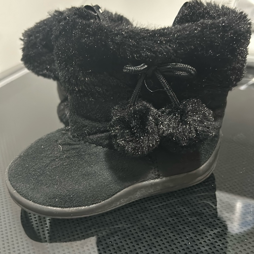 Girls size 6 Pom Pom faux fur boot winter snow suede like upper